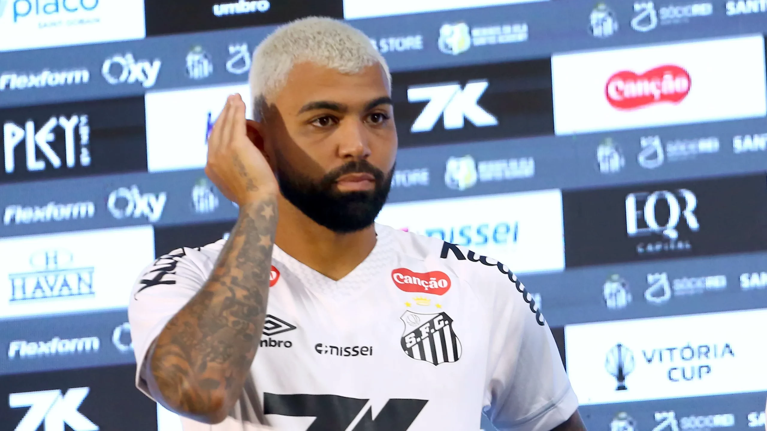 SP – SANTOS – 05/01/2026 – SANTOS, APRESENTACAO GABIGOL – Gabriel Barbosa(Gabigol) posa para fotos durante sua apresentacao oficial como jogador do Santos FC em coletiva de imprensa realizada no Vila Belmiro. Foto: Mauricio De Souza/AGIF