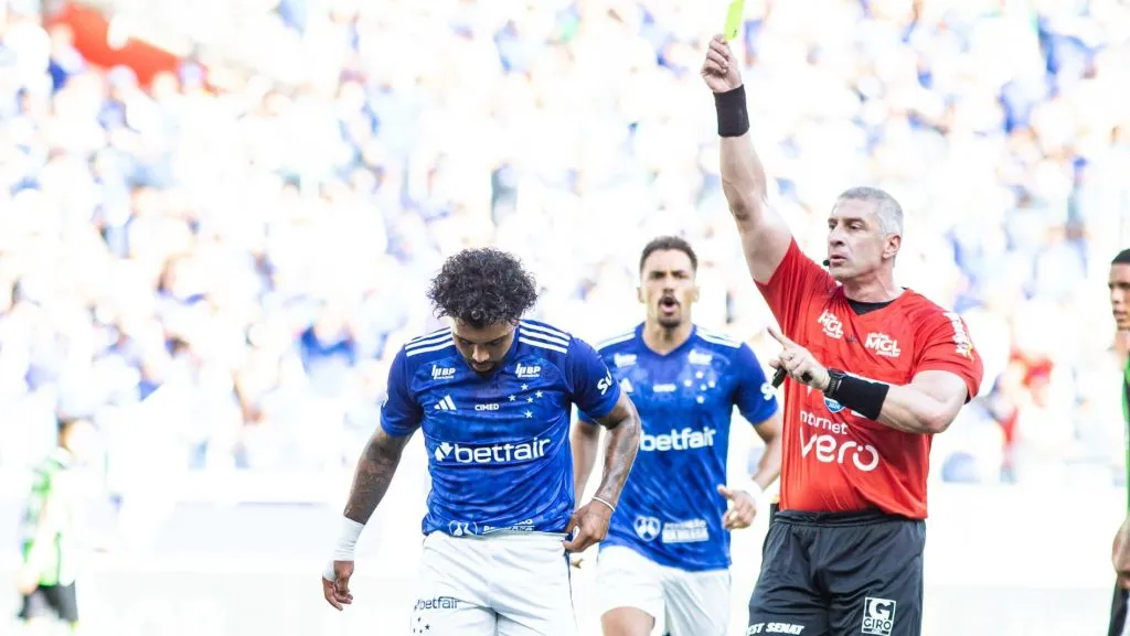 Gabigol recebendo cartão em lance da partida. Foto: Fernando Moreno/AGIF