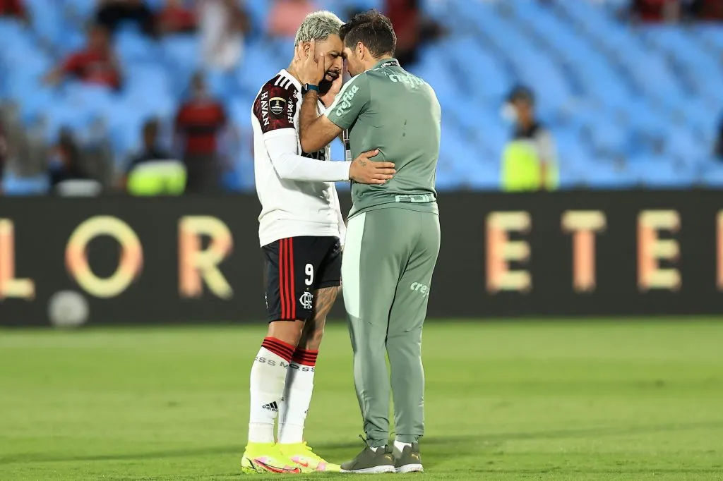 Abel consola Gabigol após título do Palmeiras na Libertadores de 2021 – Foto: Buda Mendes/Getty Images