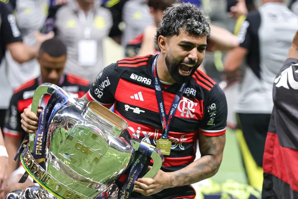 Gabigol do Flamengo comemora o T[itulo de Campeao com a taca da copa do Brasil ao final da partida contra o Atletico no estadio Arena MRV pelo campeonato Copa Do Brasil 2024. Foto: Gilson Lobo/AGIF