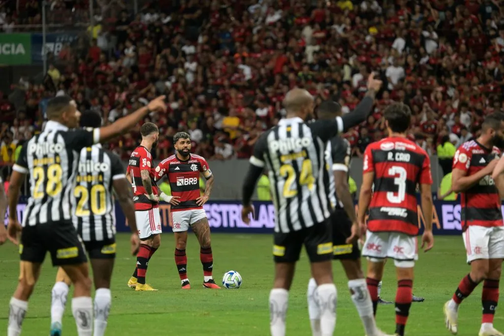abigol, jogador do Flamengo, durante partida contra o Santos no estadio Mane Garrincha pelo campeonato Brasileiro A 2023. Foto: Helio Montferre/AGIF