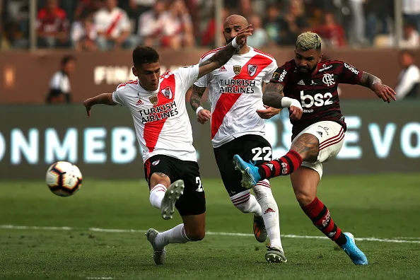Gol icônico de Gabigol no título da Libertadores de 2019 em River Plate x Flamengo. Foto: Raul Sifuentes/Getty Images
