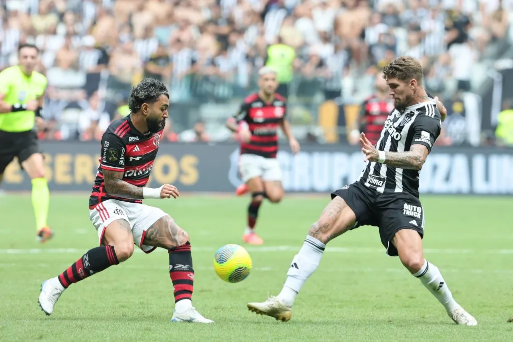 Gabigol e Lyanco durante a final da Copa do Brasil. Foto: Gilson Lobo/AGIF