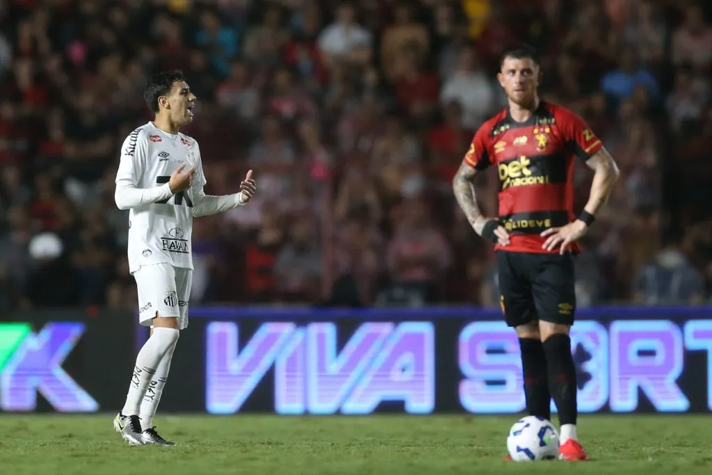 Gabriel Bontempo, que marcou um dos gols do empate do Santos também foi elogiado pelo técnico Cléber Xavier durante a coletiva. Foto: Marlon Costa/AGIF