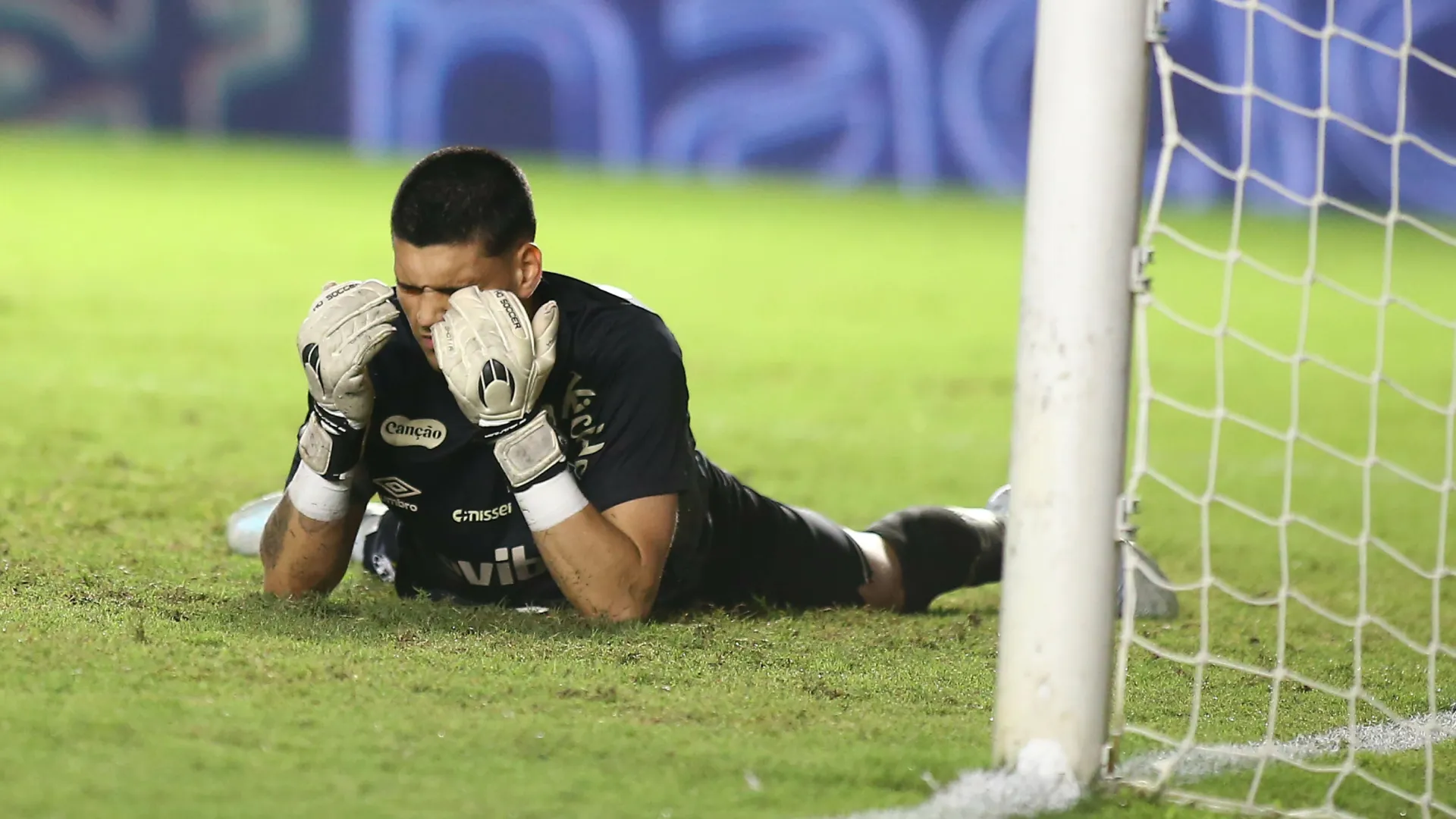 Gabriel Brazão lamentando gol sofrido contra o Inter – Foto: Mauricio De Souza/AGIF