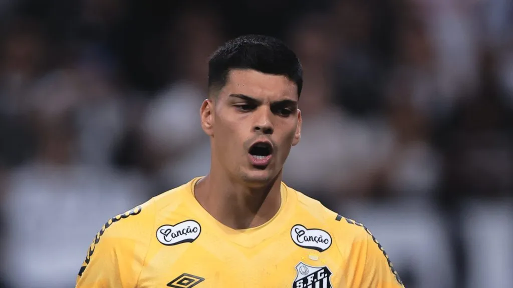 SP – SAO PAULO – 12/02/2025 – PAULISTA 2025, CORINTHIANS X SANTOS – Gabriel Brazao goleiro do Santos durante partida contra o Corinthians no estadio Arena Corinthians pelo campeonato Paulista 2025. Foto: Ettore Chiereguini/AGIF