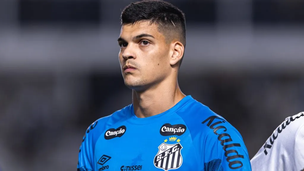 Gabriel Brazão é uma das principais peças do Santos – Foto: Abner Dourado/AGIF