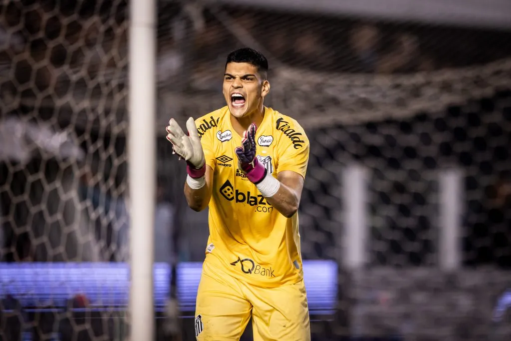 Gabriel Brazao, jogador do Santos durante partida contra o Sport no estadio Vila Belmiro pelo campeonato Brasileiro B 2024. Foto: Abner Dourado/AGIF