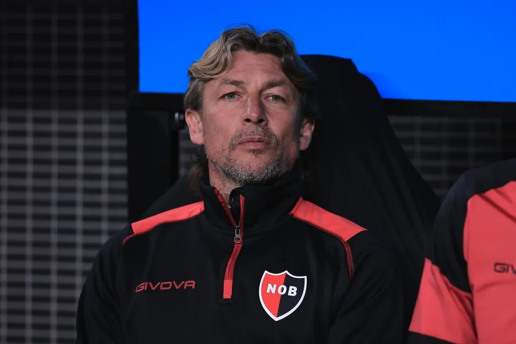 Gabriel Heinze sentado no banco com uniforme do NOB - Ettore Chiereguini/AGIF
