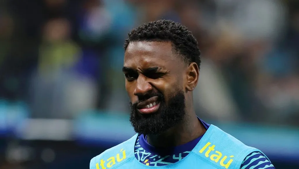 Foto: Wagner Meier/Getty Images – Gerson durante aquecimento em jogo da Seleção Brasileira.