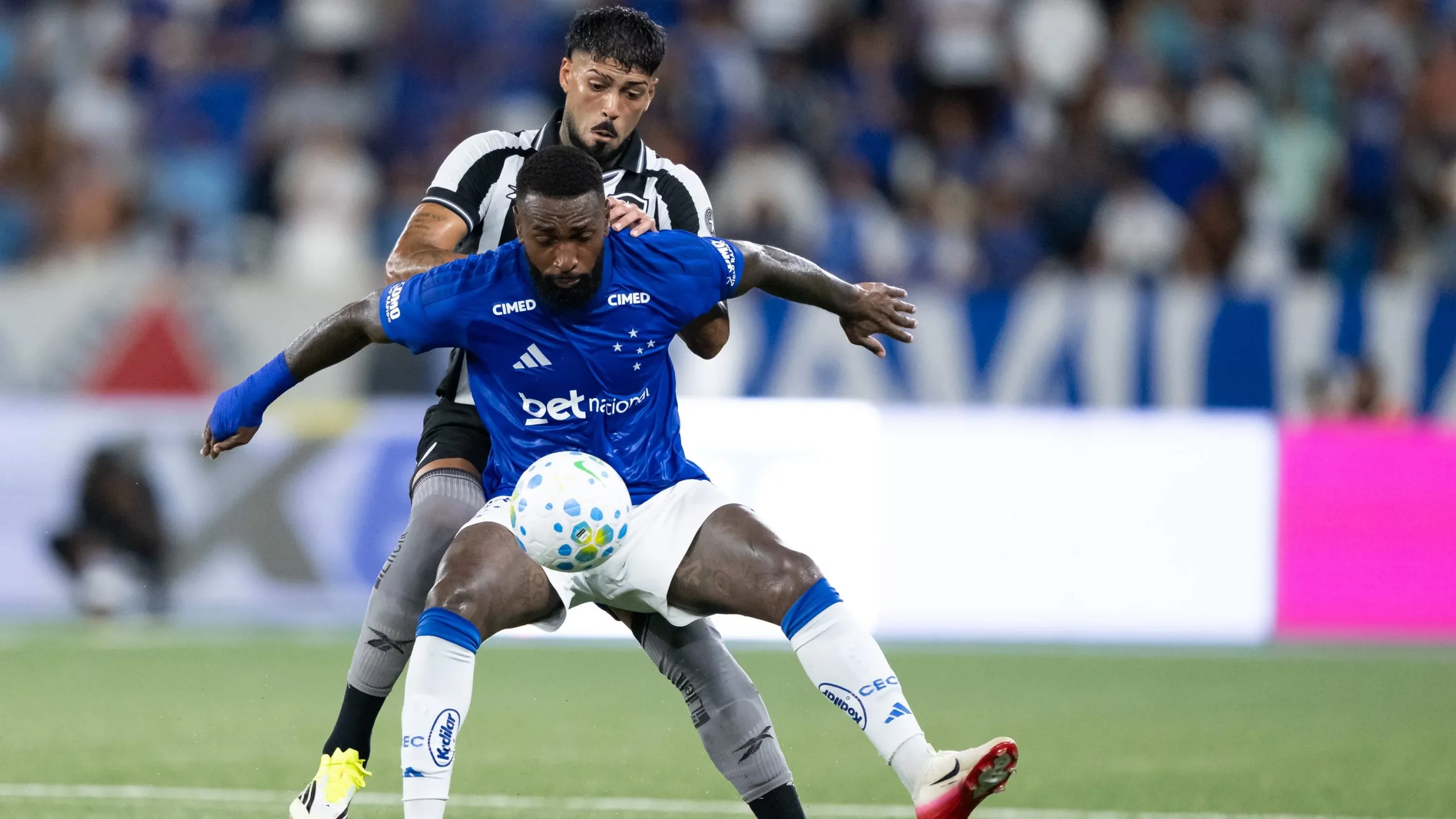 Barboza, jogador do Botafogo, disputa lance com Gerson, jogador do Cruzeiro durante partida no estadio Engenhao pelo campeonato Brasileiro A 2026. Foto: Jorge Rodrigues/AGIF