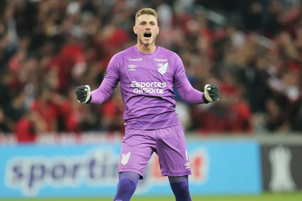 Bento, do Athletico, comemora gol da sua equipe contra o Atlético-MG – Foto: Heuler Andrey/Getty Images