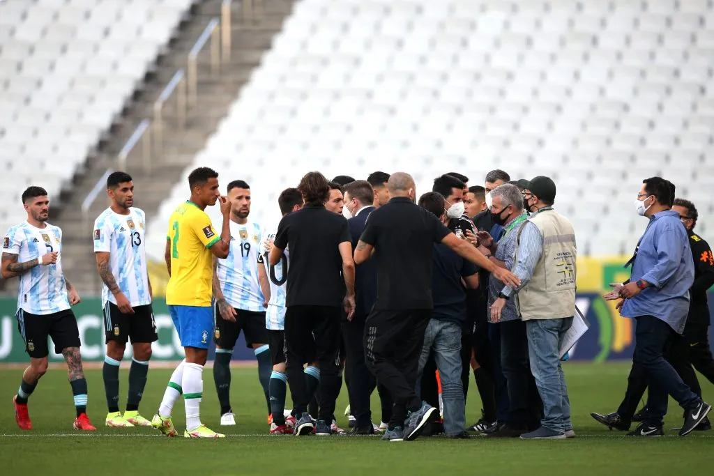 Em 2021, a partida entre Brasil e Argentina foi paralisada por agentes da ANVISA. Foto: Alexandre Schneider/Getty Images.