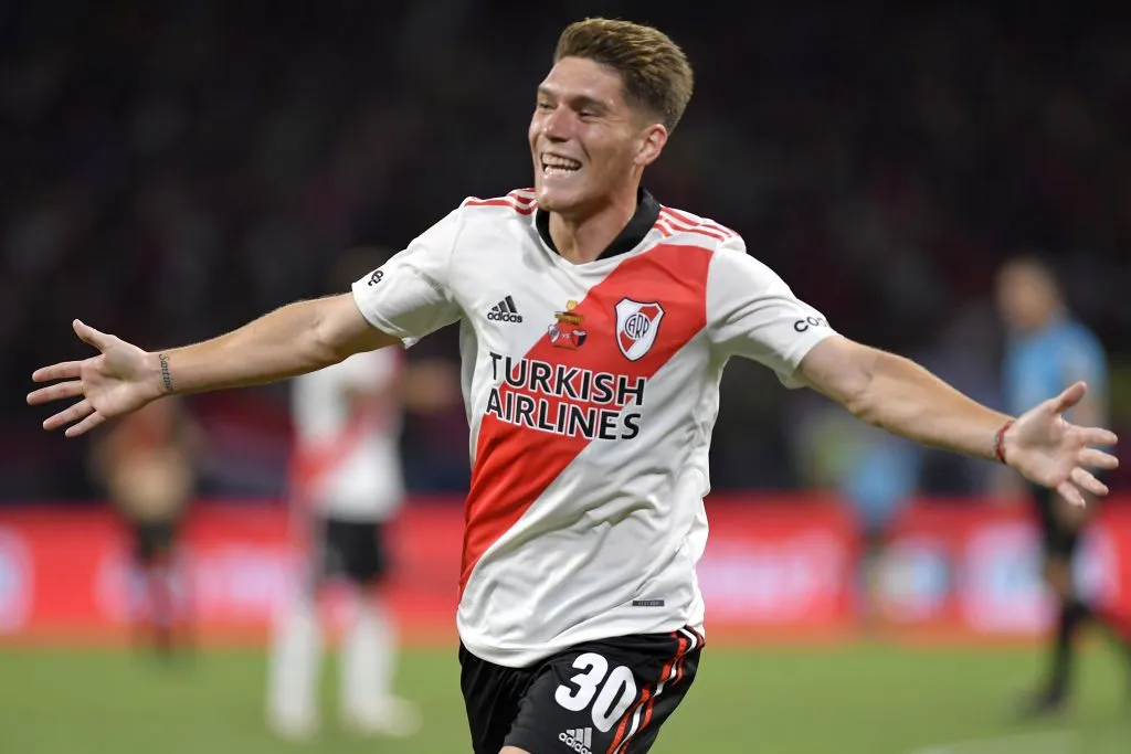 SANTIAGO DEL ESTERO, ARGENTINA – DECEMBER 18: Benjamín Rollheiser of River Plate celebrates after scoring the third goal of his team during the Trofeo de Campeones 2021 between River Plate and Colon at Estadio Unico Madre de Ciudades on December 18, 2021 in Santiago del Estero, Argentina. (Photo by Hernan Cortez/Getty Images)