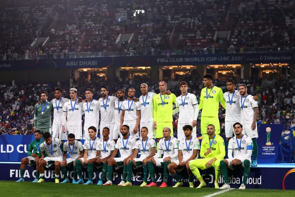 Jogadores do Palmeiras posam para uma foto com suas medalhas de segundo lugar após a derrota para o Chelsea no Mundial de Clubes – Foto: Francois Nel/Getty Images