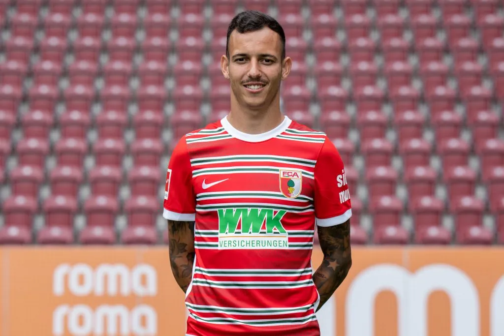 Iago com a camisa do Augsburg – Foto: Widmann/Getty Images