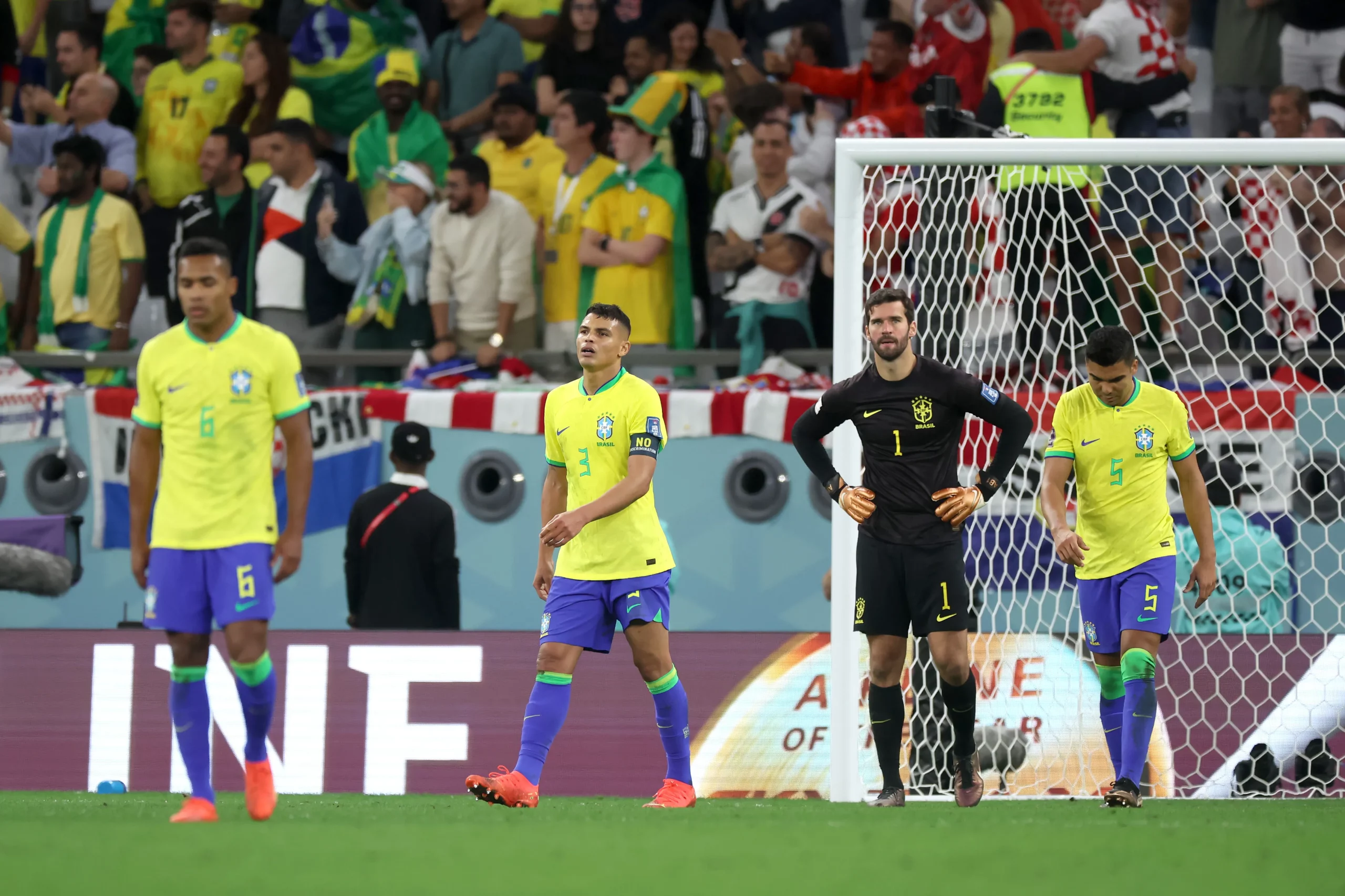 Alex Sandro, Thiago Silva, Alisson Becker e Casemiro lamentam eliminação da Seleção Brasileira da Copa do Mundo de 2022. (Photo by Alex Grimm/Getty Images)