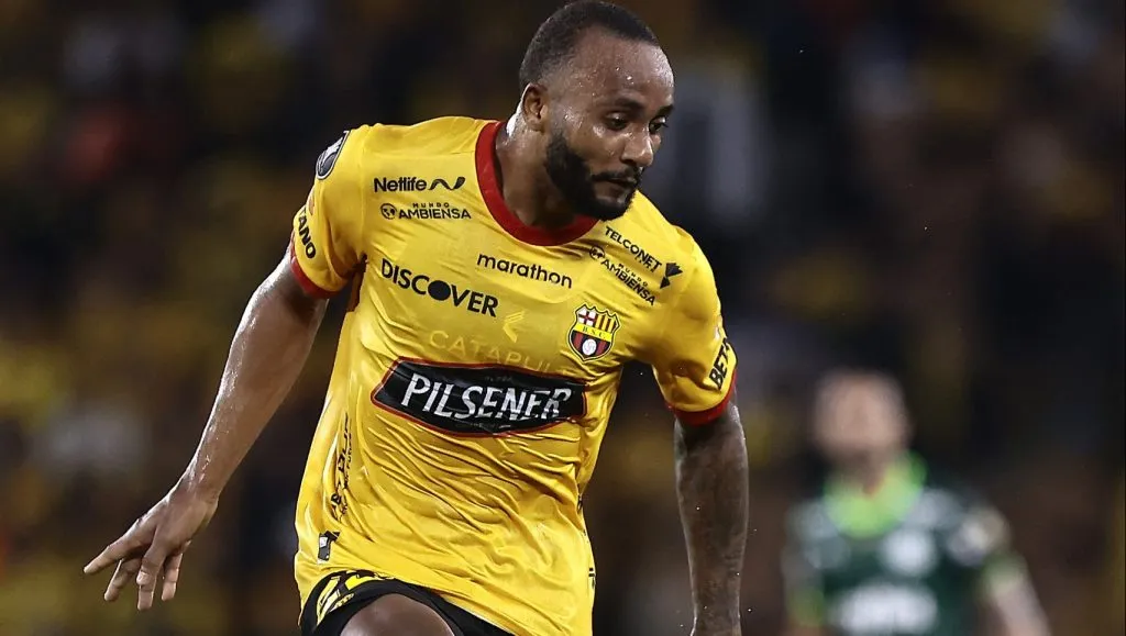Leonai pede pés no chão ao Barcelona - (Photo by Franklin Jacome/Getty Images).