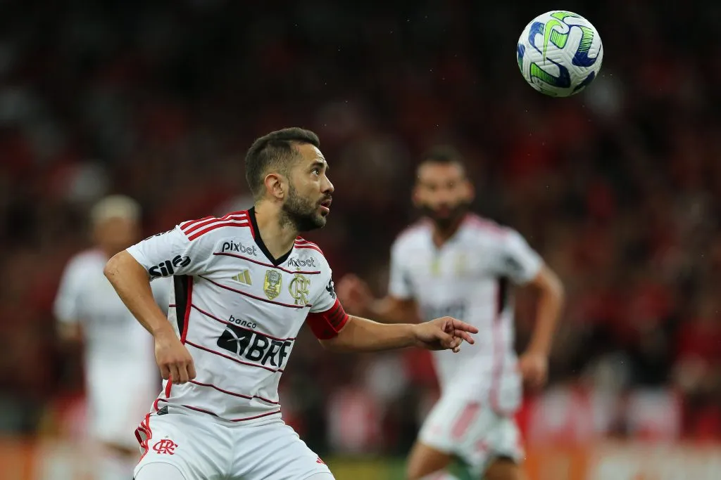 Com futuro em aberto, Everton Ribeiro é alvo de equipes. Foto: Heuler Andrey/Getty Images