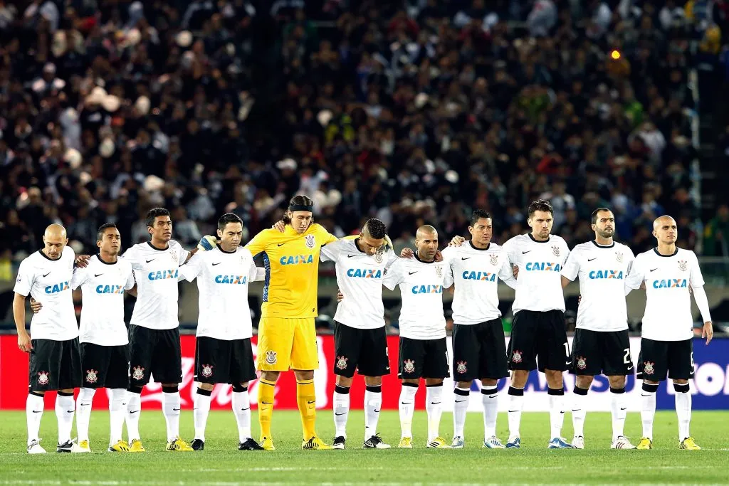 Elenco do Corinthians na conquista do Mundial de Clubes da FIFA contra o Chelsea – Foto: Lintao Zhang/Getty Images