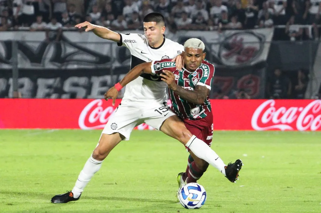 Mateo Gamarra em lance de disputa com John Kennedy. Foto: Christian Alvarenga/Getty Images.
