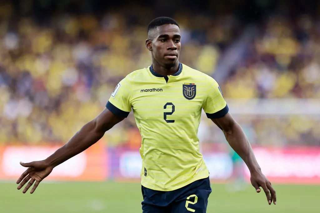 Félix Torres pelo Equador contra o Uruguai, pelas Eliminatórias da Copa do Mundo – Foto: Franklin Jacome/Getty Images