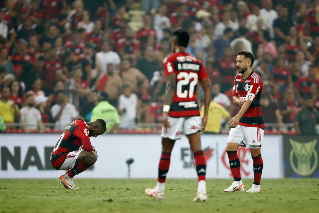 Éverton Ribeiro ao lado de BH e Gerson. Foto: Wagner Meier/Getty Images.