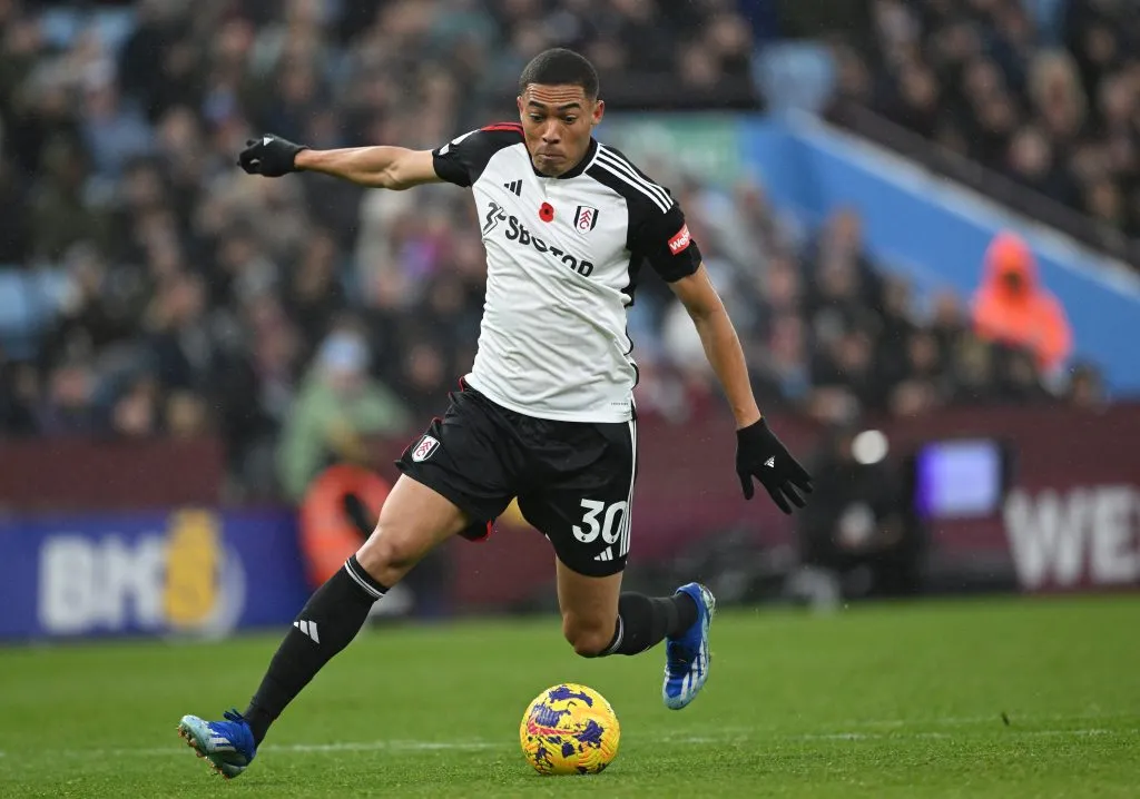 Carlos Vinícius em ação pelo Fulham – Foto: Shaun Botterill/Getty Images