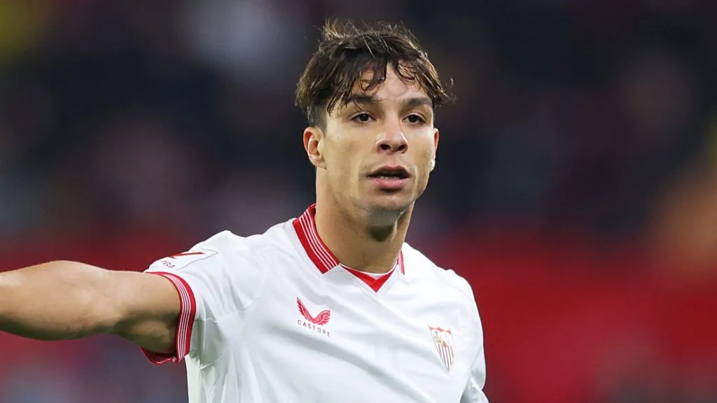 Óliver Torres em ação pelo Sevilla (ESP). Meia está na mira do Corinthians para 2024. Foto: Fran Santiago/Getty Images