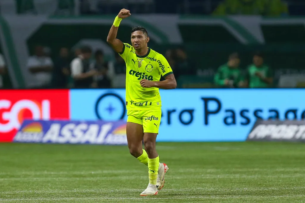 Rony foi o grande destaque da partida com um golaço de bicicleta  Ricardo Moreira/Getty Images)