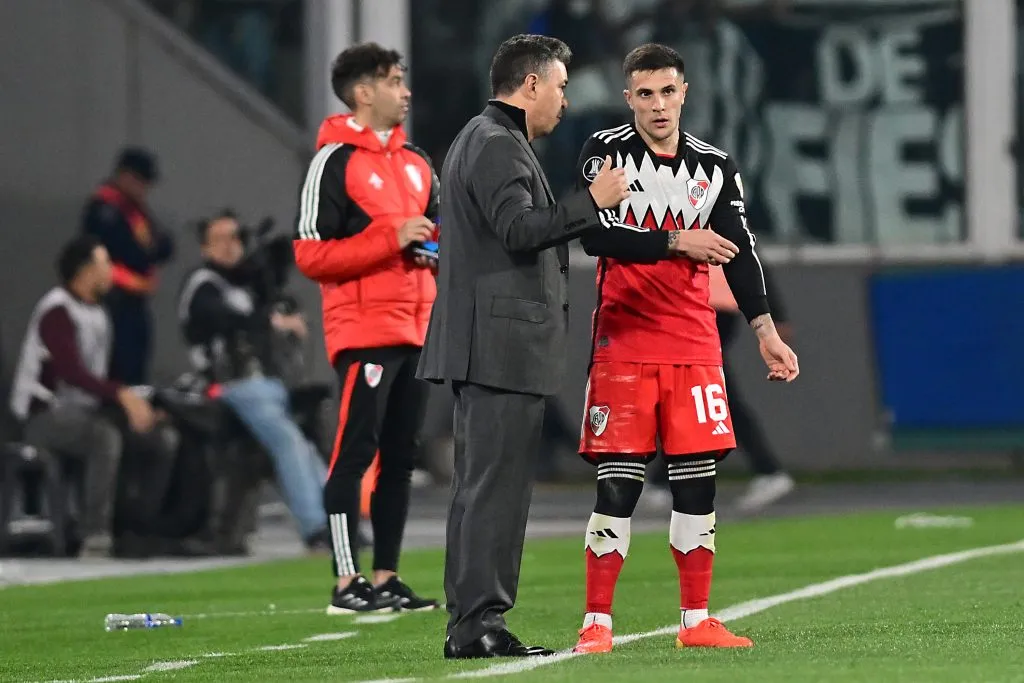 CORDOBA, ARGENTINA – AUGUST 14: Marcelo Gallardo head coach of River Plate gives instructions to his player Fabricio Bustos during the Copa CONMEBOL Libertadores round of 16 first leg match between Talleres and River Plate at Mario Alberto Kempes Stadium on August 14, 2024 in Cordoba, Argentina.  (Photo by Hernan Cortez/Getty Images)