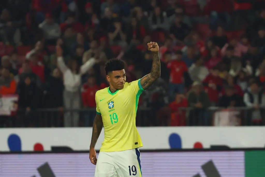 Igor Jesus de Brasil comemora seu gol diante do Chile – (Photo by Marcelo Hernandez/Getty Images)