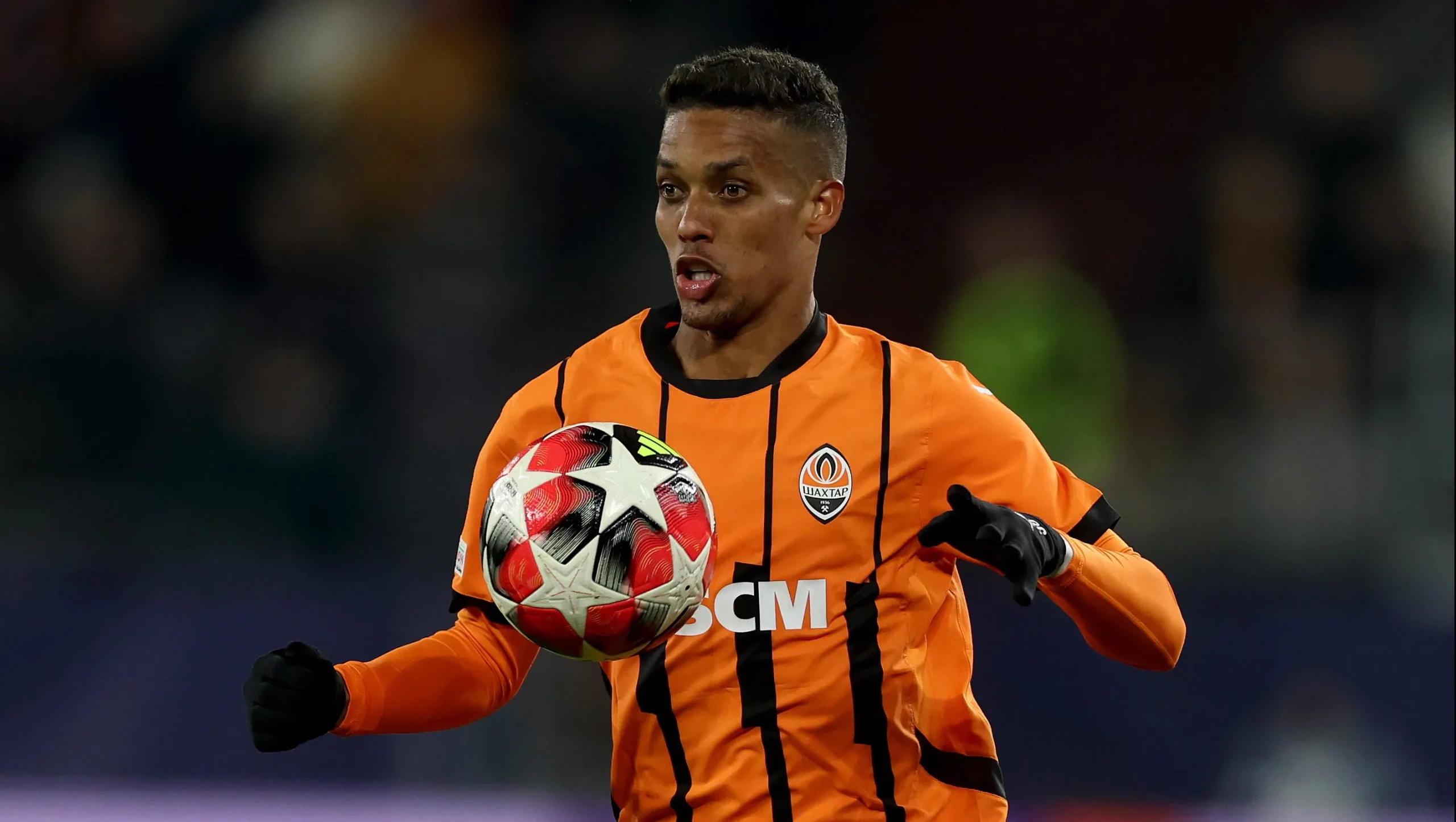 Pedrinho em campo pelo Shakhtar Donetsk. (Photo by Lars Baron/Getty Images)