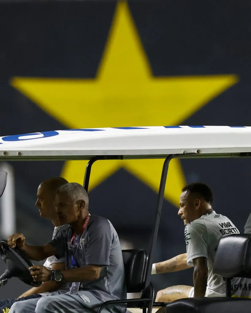 Neymar está há mais de 1 mês afastado - (Photo by Miguel Schincariol/Getty Images)