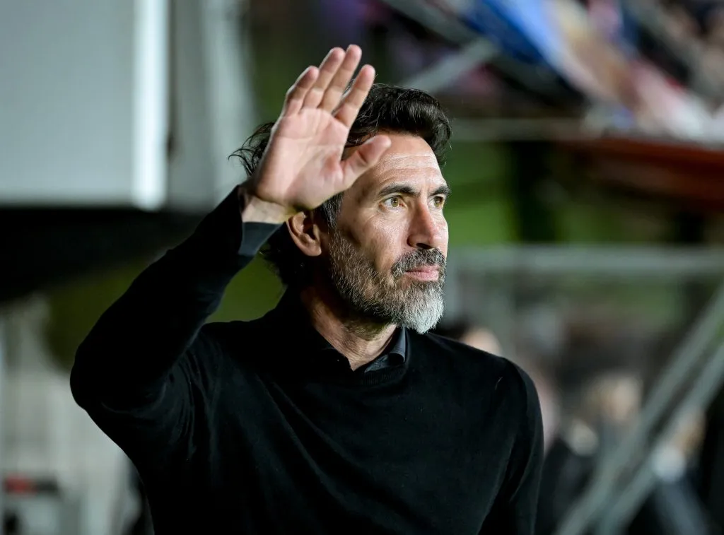LA PLATA, ARGENTINA – APRIL 23: Eduardo Dominguez head coach of Estudiantes La Plata gestures prior to the Copa CONMEBOL Libertadores 2025 Group A match between Estudiantes and Botafogo at Jorge Luis Hirschi Stadium on April 23, 2025 in La Plata, Argentina. (Photo by Marcelo Endelli/Getty Images)