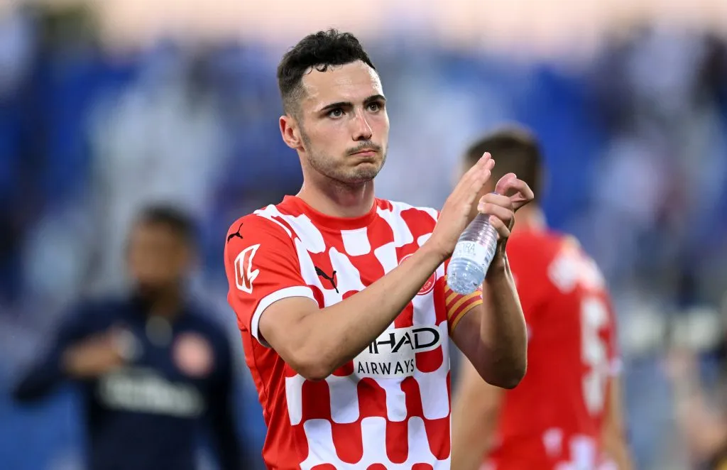 Arnau Martinez em ação com a camisa do Girona 