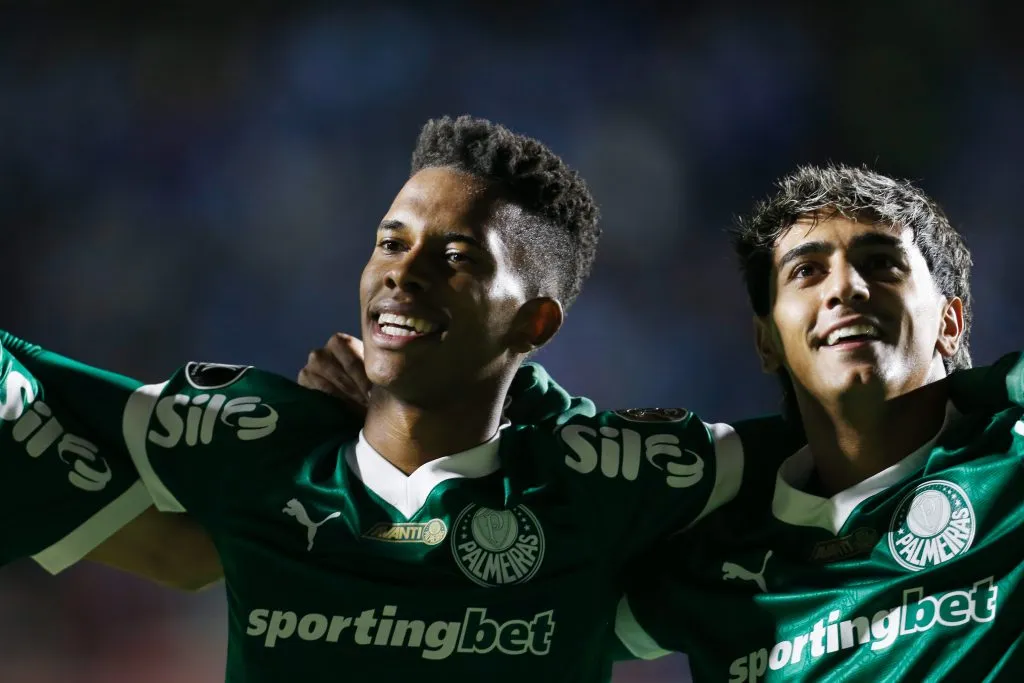 MIRAFLORES, BOLIVIA – APRIL 24: Estêvão Willian of Palmeiras celebrates with teammates after scoring the team’s second goal during the Copa CONMEBOL Libertadores 2025 Group G match between Bolivar and Palmeiras  at Estadio Hernando Siles on April 24, 2025 in Miraflores, Bolivia. (Photo by Gaston Brito Miserocchi/Getty Images)