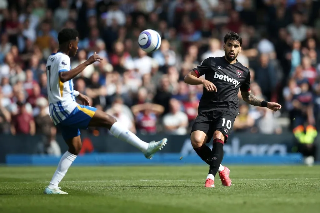 BRIGHTON, ENGLAND – APRIL 26: Simon Adingra of Brighton &amp; Hove Albion battles for possession with Lucas Paqueta of West Ham United during the Premier League match between Brighton &amp; Hove Albion FC and West Ham United FC at Amex Stadium on April 26, 2025 in Brighton, England. (Photo by Steve Bardens/Getty Images)
