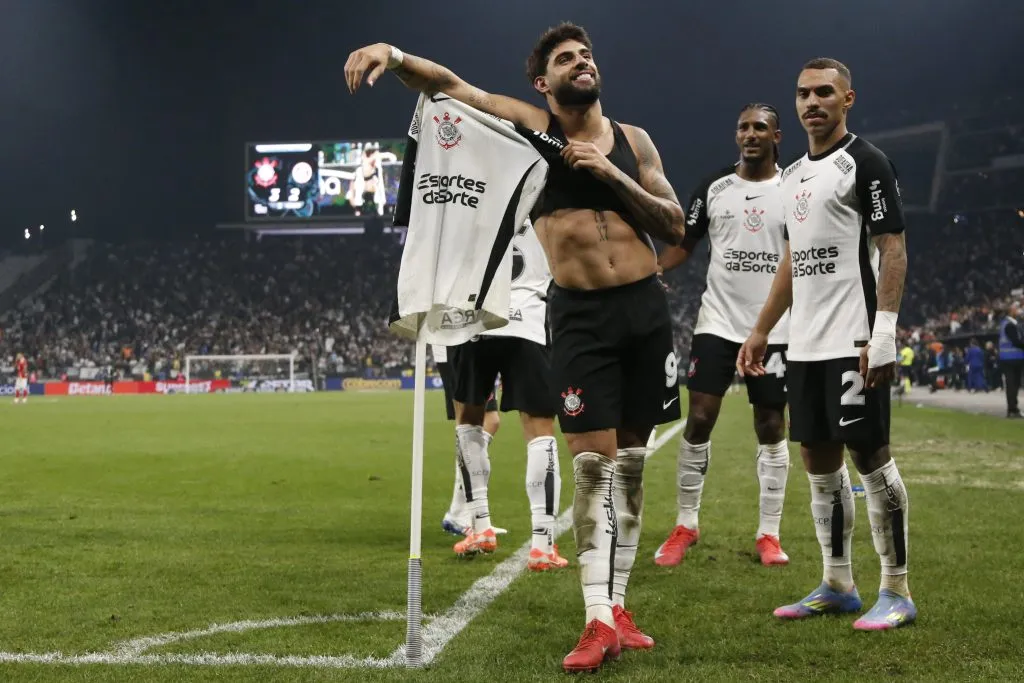 Yuri Alberto comemora hat-trick contra o Internacional – (Photo by Miguel Schincariol/Getty Images)