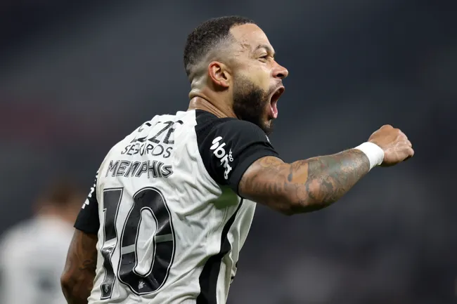 Memphis Depay do Corinthians comemorando seu gol. (Photo by Miguel Schincariol/Getty Images)
