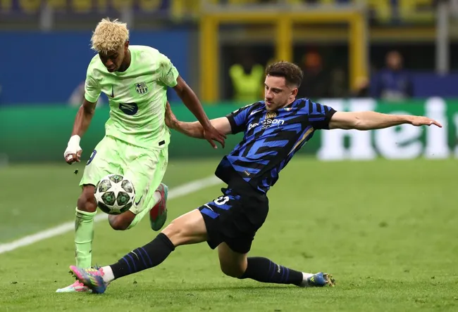 Lamine Yamal, do Barcelona, ​​é desafiado por Carlos Augusto – Foto: Marco Luzzani/Getty Images