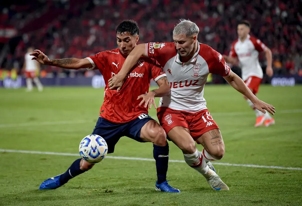 AVELLANEDA, ARGENTINA – MAY 24: Luciano Cabral of Independiente battles for possession against Matko Miljevic of Huracan during a Torneo Apertura Betano 2025 semifinal match between Independiente and Huracan at Estadio Libertadores de America – Ricardo Enrique Bochini on May 24, 2025 in Avellaneda, Argentina. (Photo by Marcelo Endelli/Getty Images)