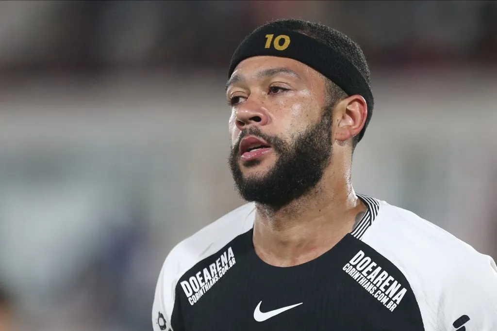 BUENOS AIRES, ARGENTINA – MAY 27: Memphis Depay of Corinthians reacts during a Copa CONMEBOL Sudamericana match between Huracan and Corinthians at Tomas Adolfo Duco Stadium on May 27, 2025 in Buenos Aires, Argentina. (Photo by Daniel Jayo/Getty Images)