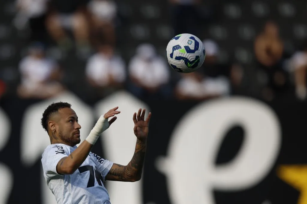 Neymar of Santos warm up before start a match between Santos and Botafogo as part of Brasileirao 2025 – (Photo by Miguel Schincariol/Getty Images)