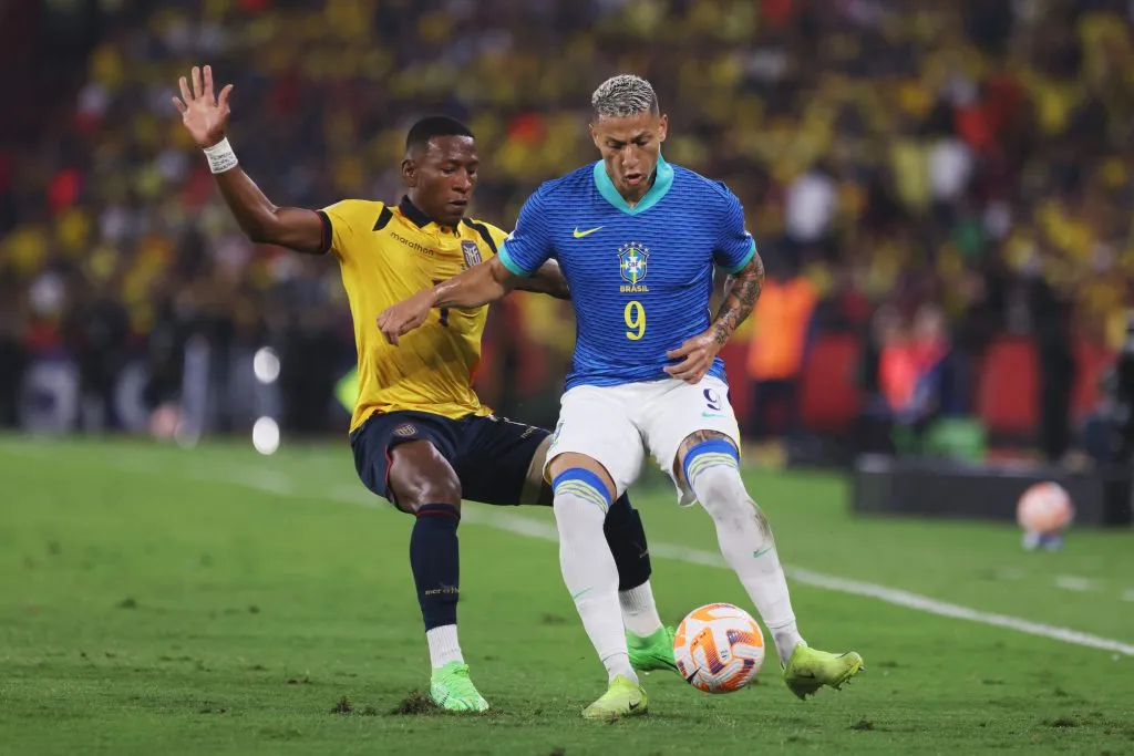 GUAYAQUIL, ECUADOR – JUNE 05: Richarlison of Brazil controls the ball whilst under pressure from Pervis Estupiñan of Ecuador during the FIFA World Cup 2026 Qualifier match between Ecuador and Brazil at Estadio Monumental Isidro Romero Carbo on June 05, 2025 in Guayaquil, Ecuador. (Photo by Franklin Jacome/Getty Images)