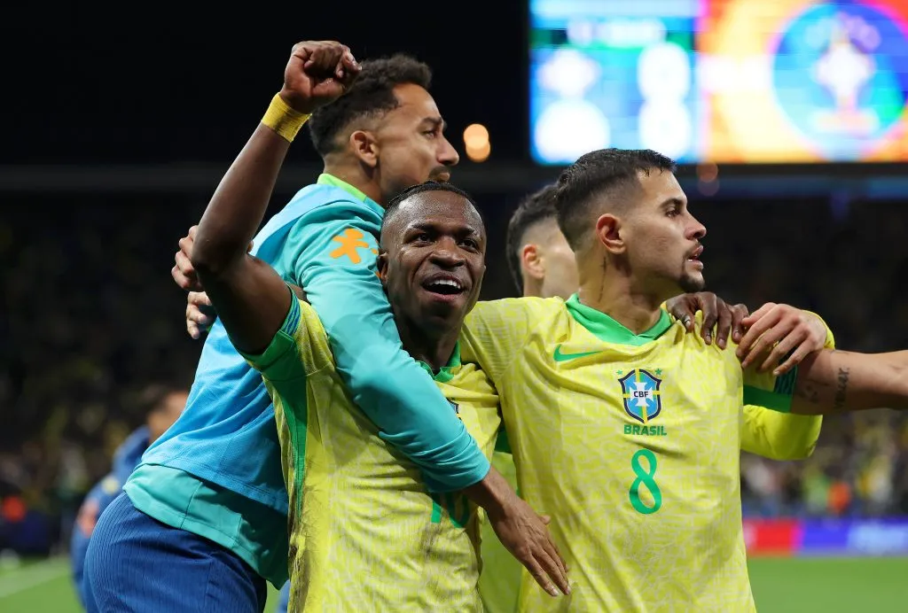 Jogadores da Seleção Brasileira comemoram gol em Brasil x Paraguai – (Photo by Wagner Meier/Getty Images)
