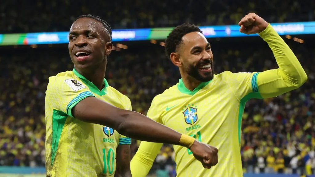 Vini Jr e Matheus Cunha comemorando gol pela Seleção Brasileira. Foto: Wagner Meier/Getty Images