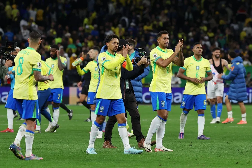 Seleção Brasileira comemora vitória sobre o Paraguai e vaga na Copa de 2026. Foto: Wagner Meier/Getty Images.