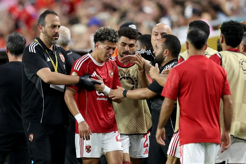 Jogador saindo lesionado do jogo contra o Inter Miami.  (Photo by Megan Briggs/Getty Images)
