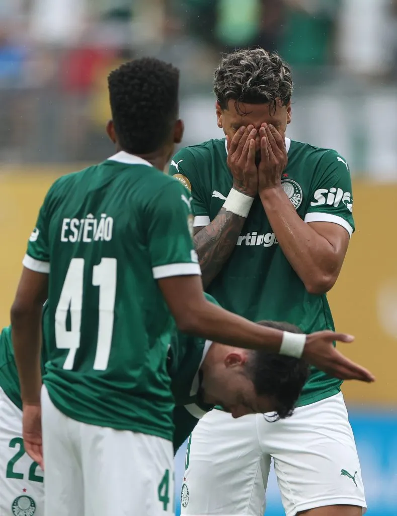 EAST RUTHERFORD, NEW JERSEY – JUNE 15:  Richard Rios #8 of SE Palmeiras  reacts after missing a shot at goal during the FIFA Club World Cup 2025 group A match between SE Palmeiras and FC Porto at MetLife Stadium on June 15, 2025 in East Rutherford, New Jersey. (Photo by Francois Nel/Getty Images)